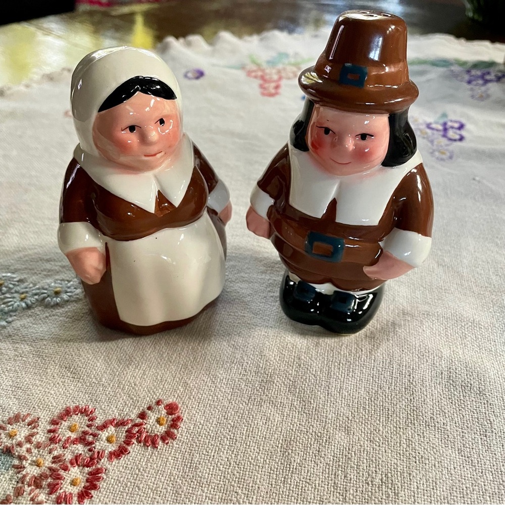 Vintage Publix The Pilgrim Pair Salt and Pepper Shakers. 2001. 4.75" Tall - Picture 7 of 9
